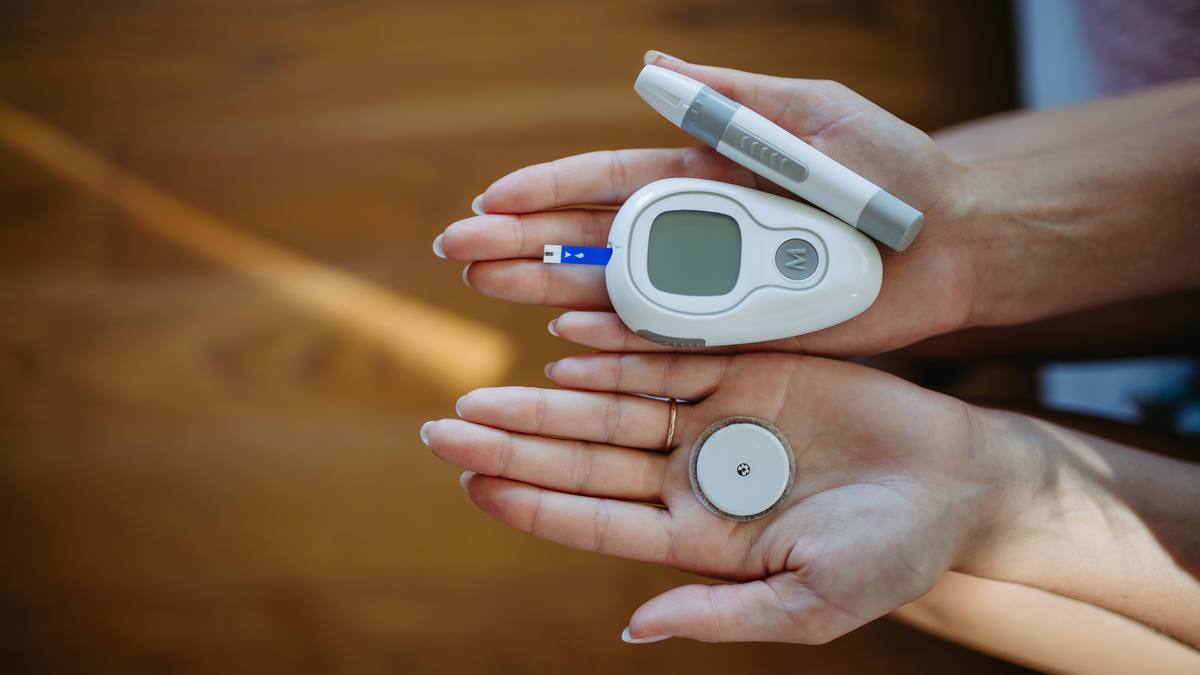 Blood sugar monitoring with glucose meter and healthy foods